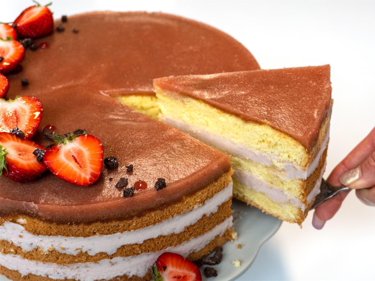 Naked-Cake mit Erdbeer-Rhabarber-Füllung