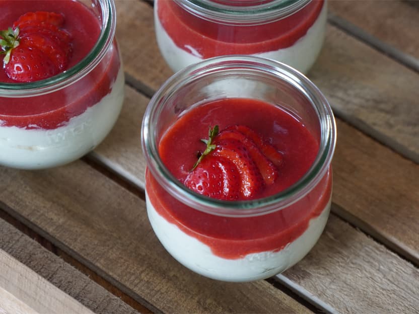 Einfaches Dessert mit Erdbeeren auf Sahne-Mascarpone-Creme
